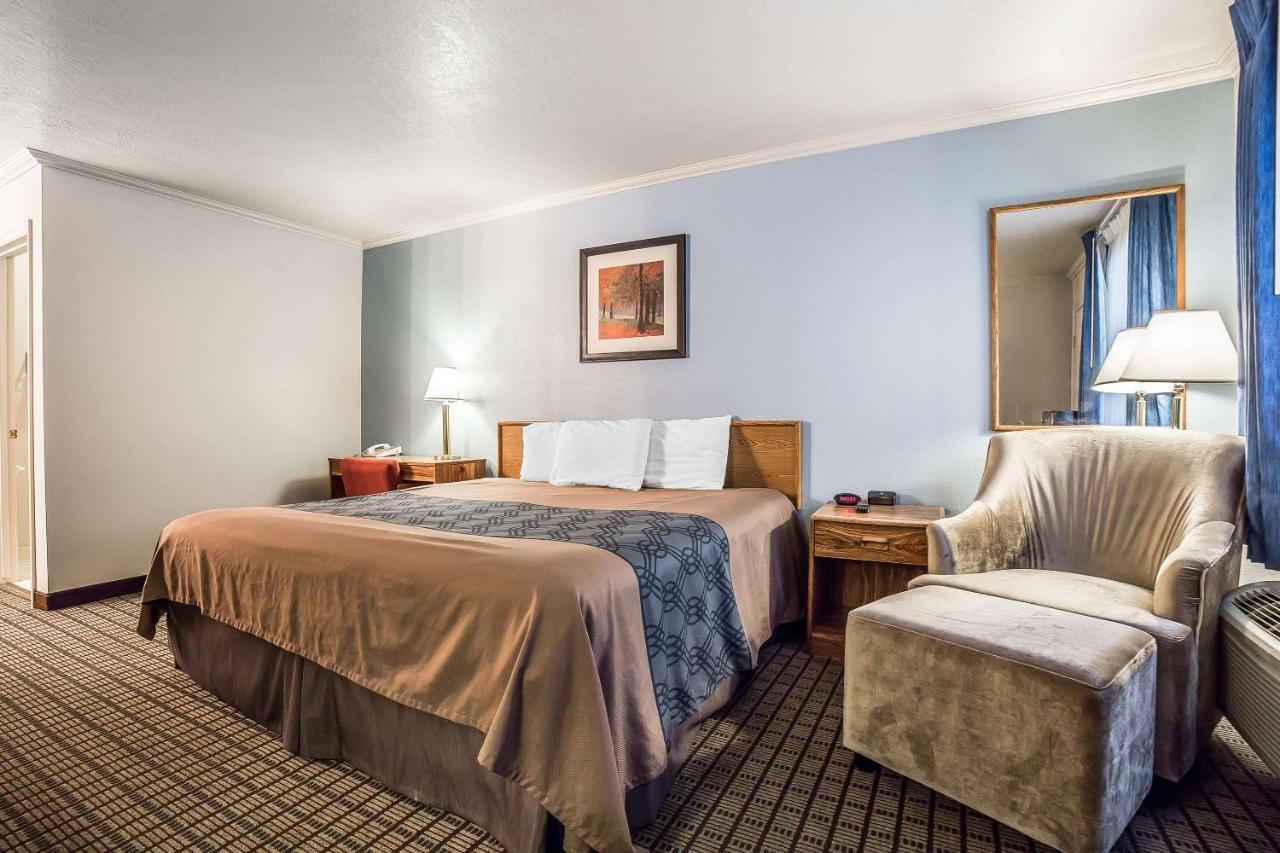 Econo Lodge Inn&Suites Logan Esterno foto