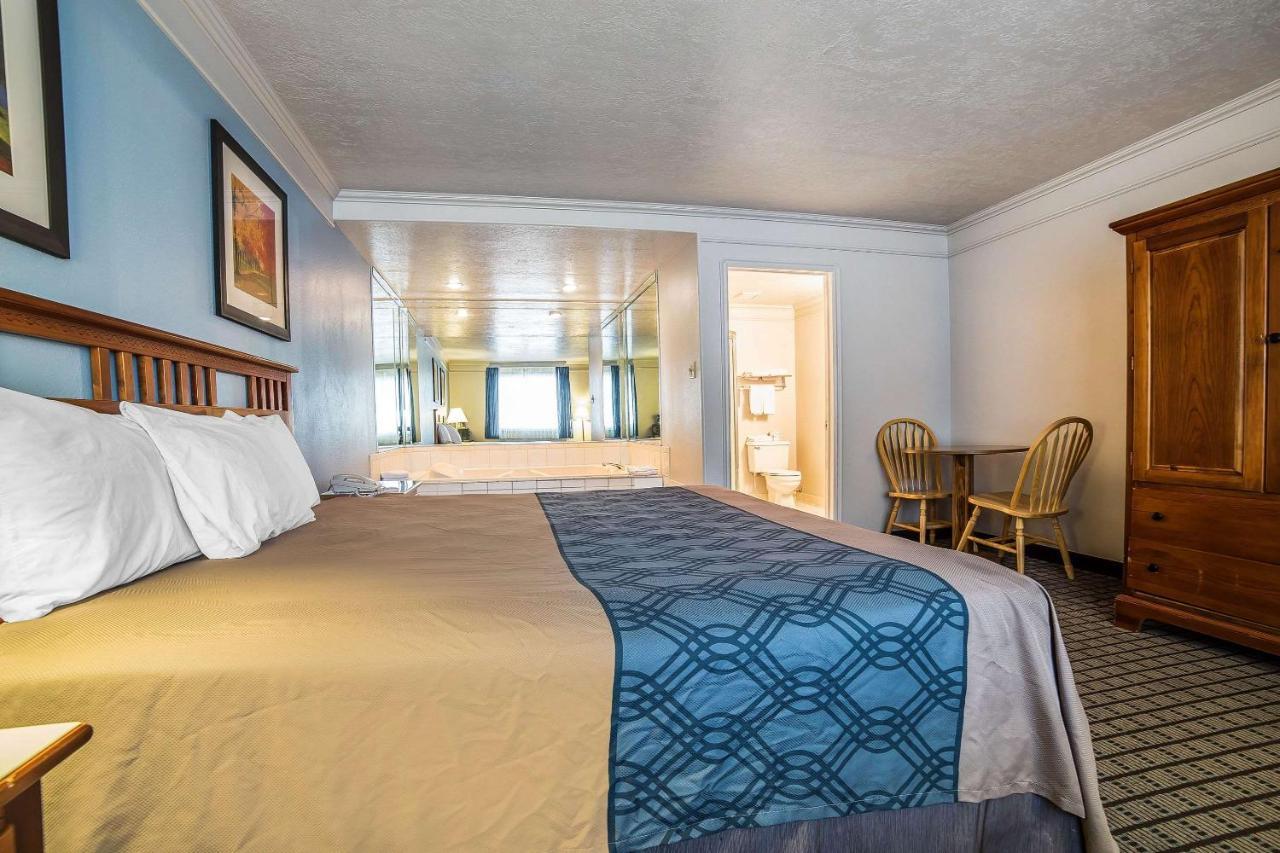 Econo Lodge Inn&Suites Logan Esterno foto