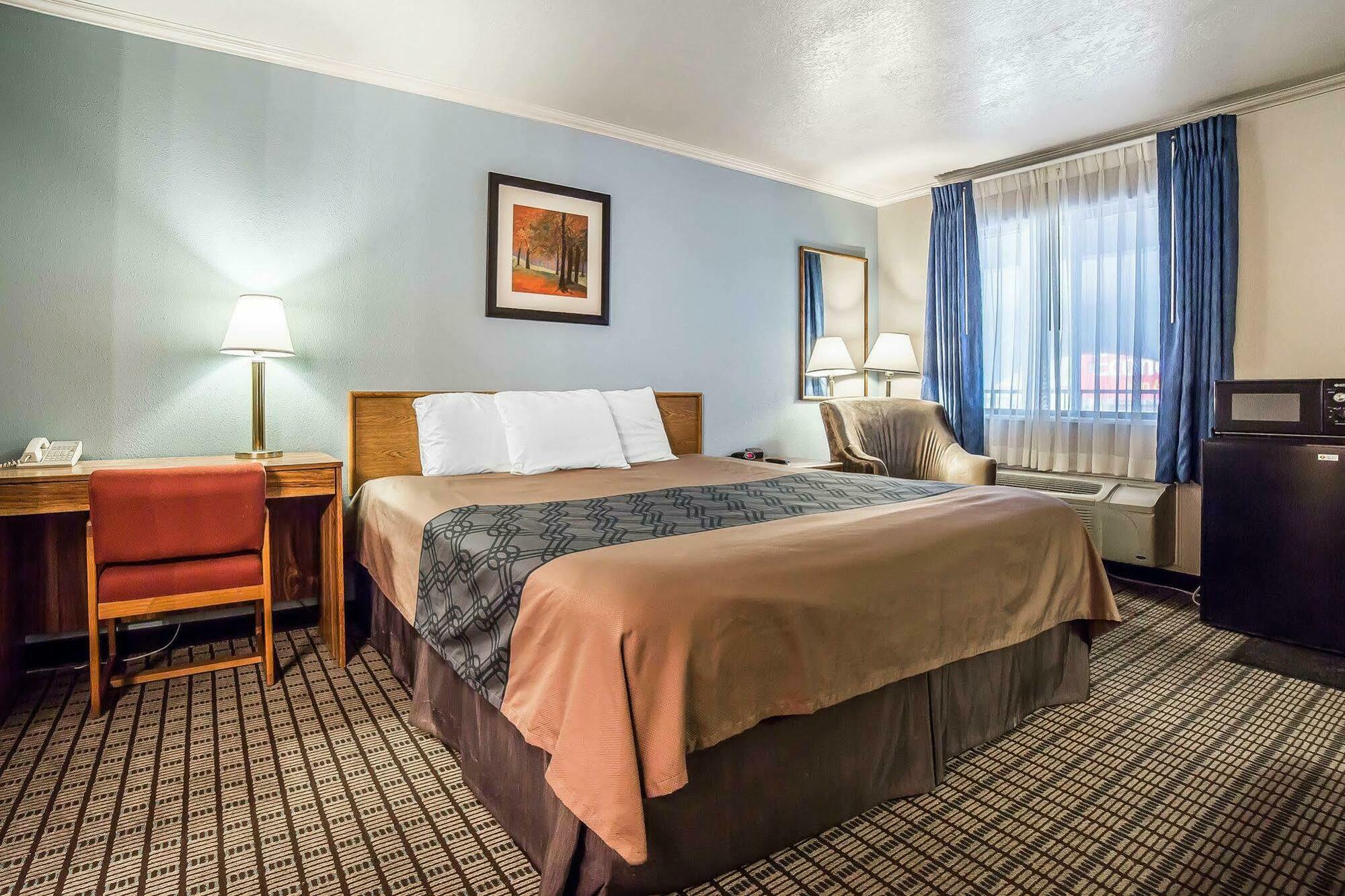 Econo Lodge Inn&Suites Logan Esterno foto