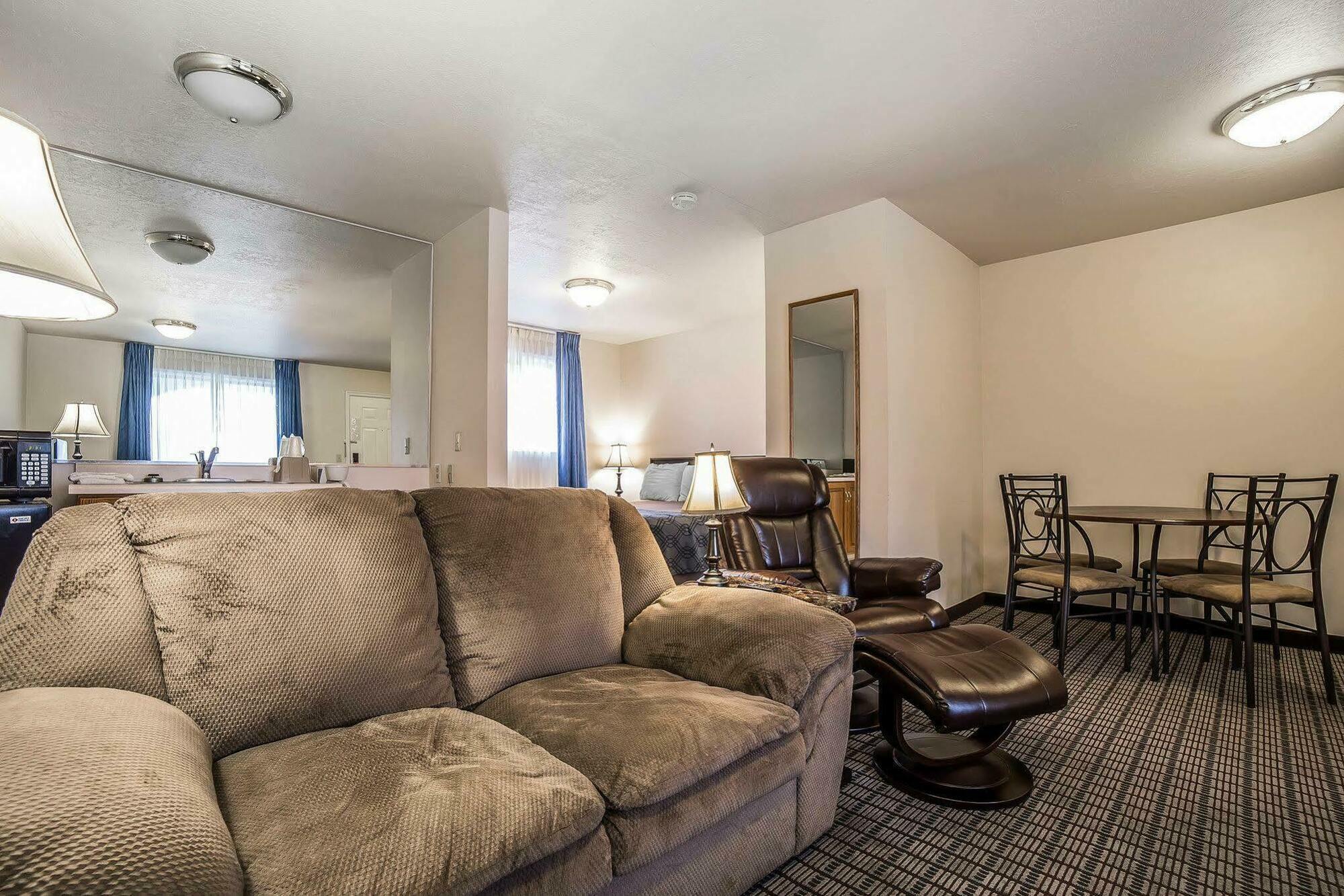 Econo Lodge Inn&Suites Logan Esterno foto