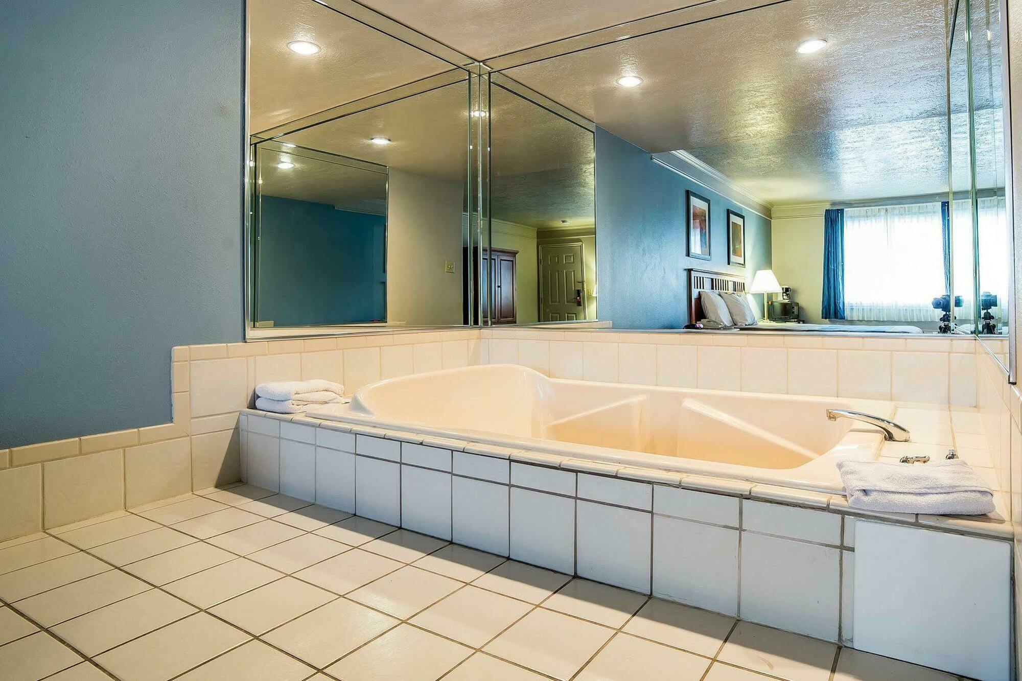 Econo Lodge Inn&Suites Logan Esterno foto